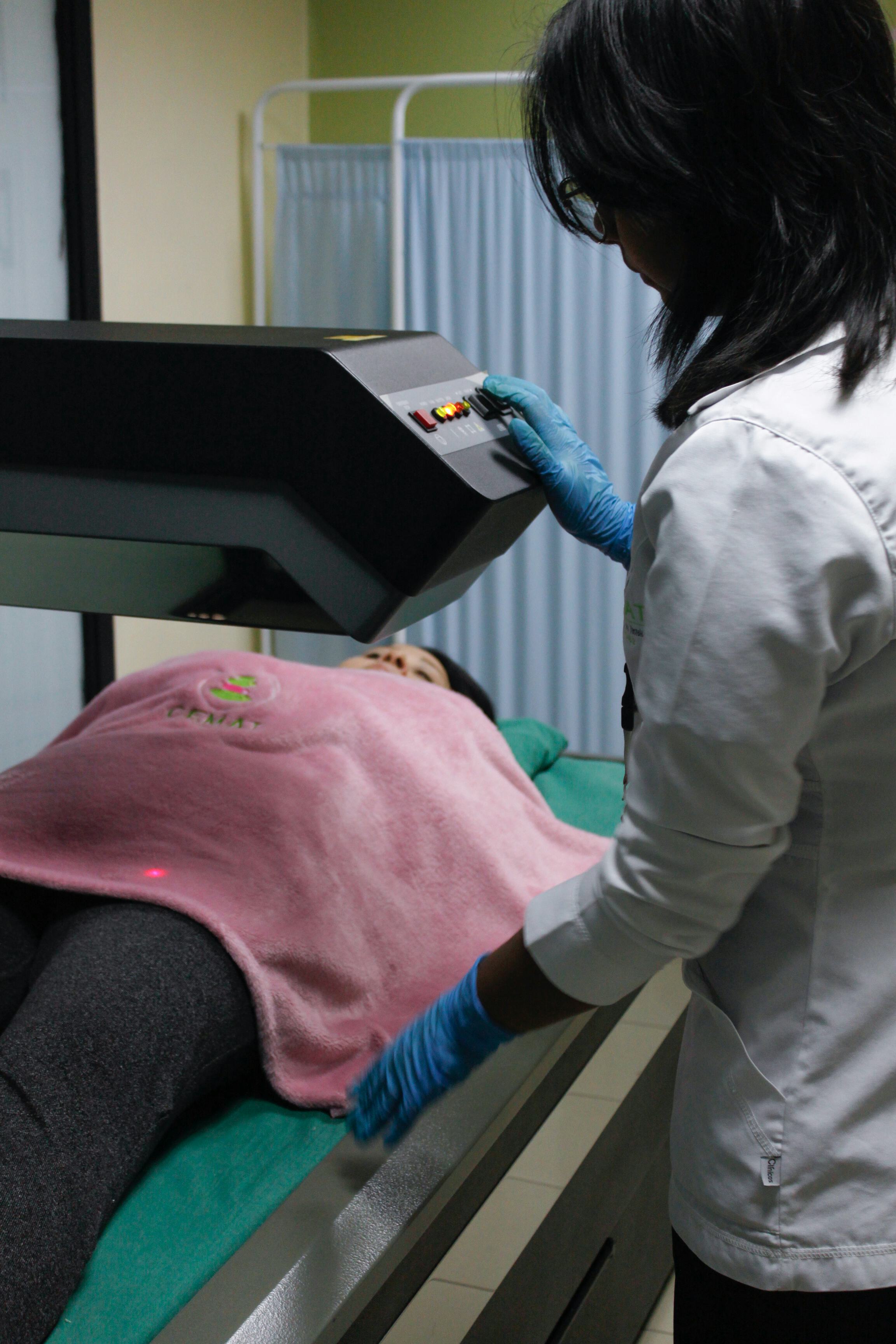 Empleado operando unidad de rayos X Empleado operando unidad de mamografía