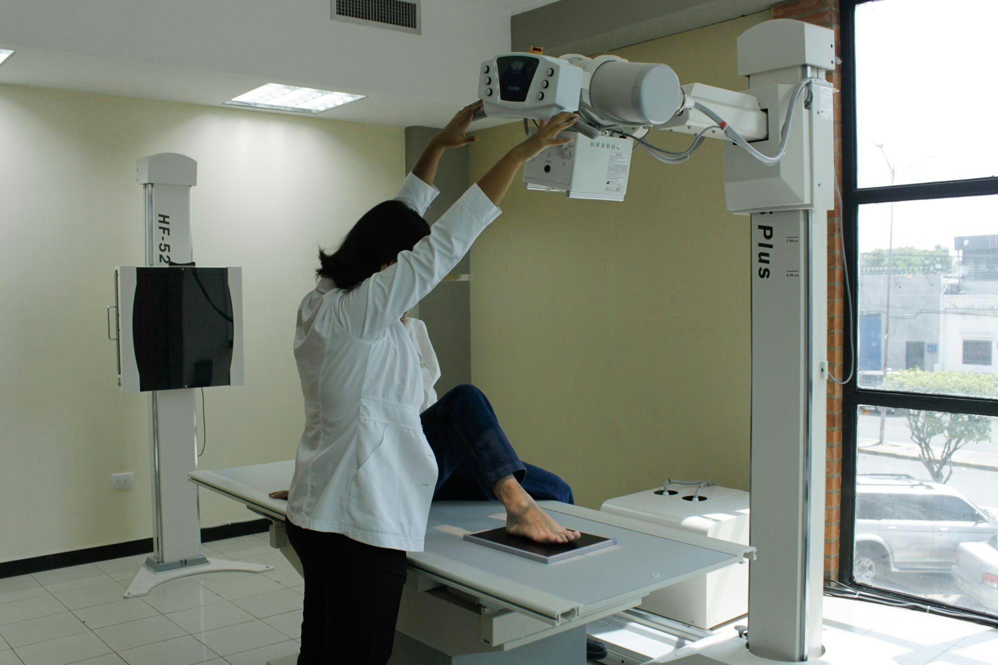 Empleado operando unidad de rayos X